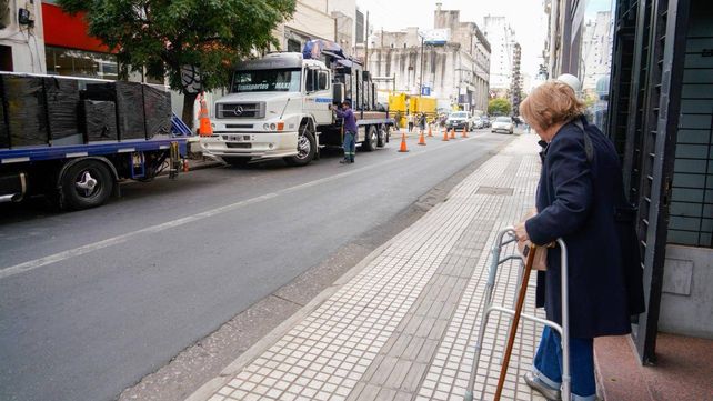 Una vecina mira atónita el movimiento del Banco Galicia