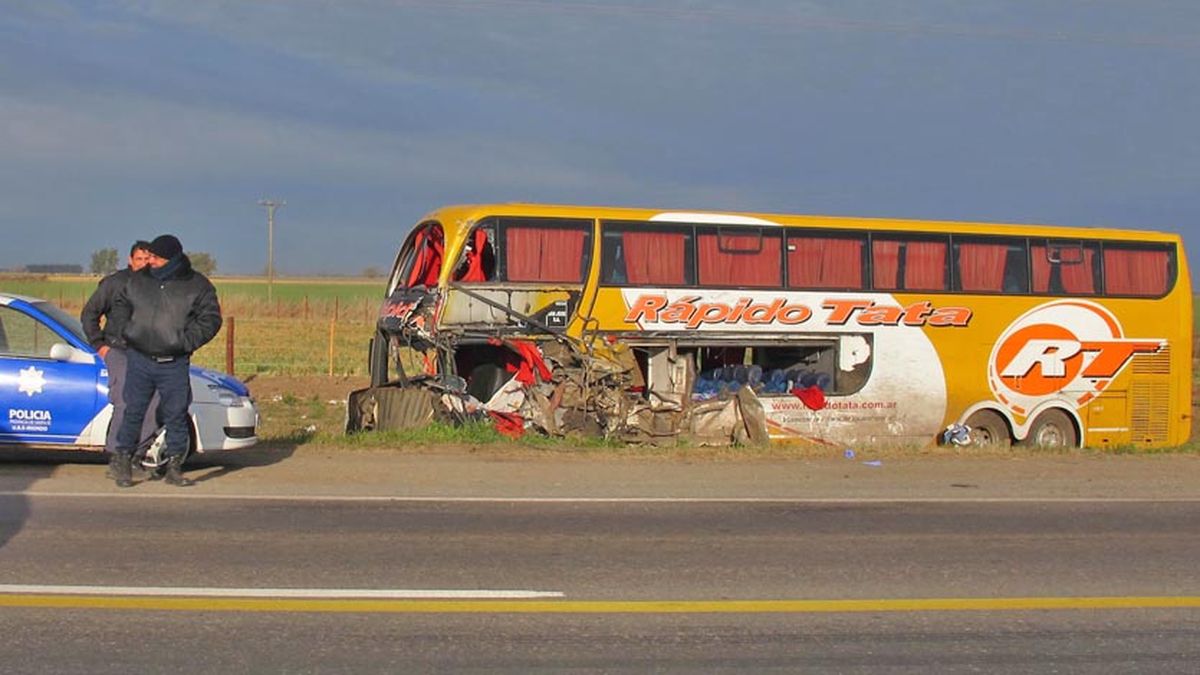 Cinco muertos en un choque entre dos camiones y un micro en la ruta 34