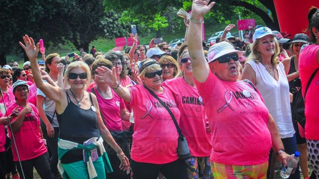 El Parque Urquiza se cubrió de rosa para concientizar sobre el cáncer de mama