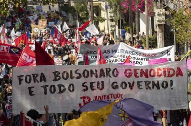 Multitudinarias marchas en Brasil el día que llegó a las 500 mil muertes por coronavirus