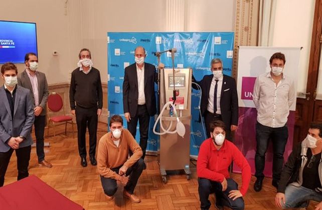 El prototipo de ventilador de transición para la atención de la emergencia por Covid-19 fue desarrollado conjuntamente por la empresa rosarina Inventu y la UNR.&nbsp;
