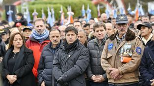 El gobernador de Buenos Aires, Axel Kicillof, juntos a autoridades locales y veteranos de Malvinas en el acto en Tierra del Fuego.