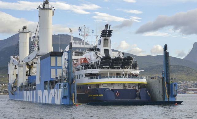 Carga. El Orion quedó estibado en la cubierta del Rolldock Storm.