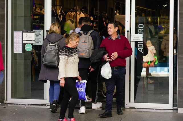 El cambio de temporada y la llegada del frío empujó a mucho gente a buscar precios en abrigos en los comercios del centro.