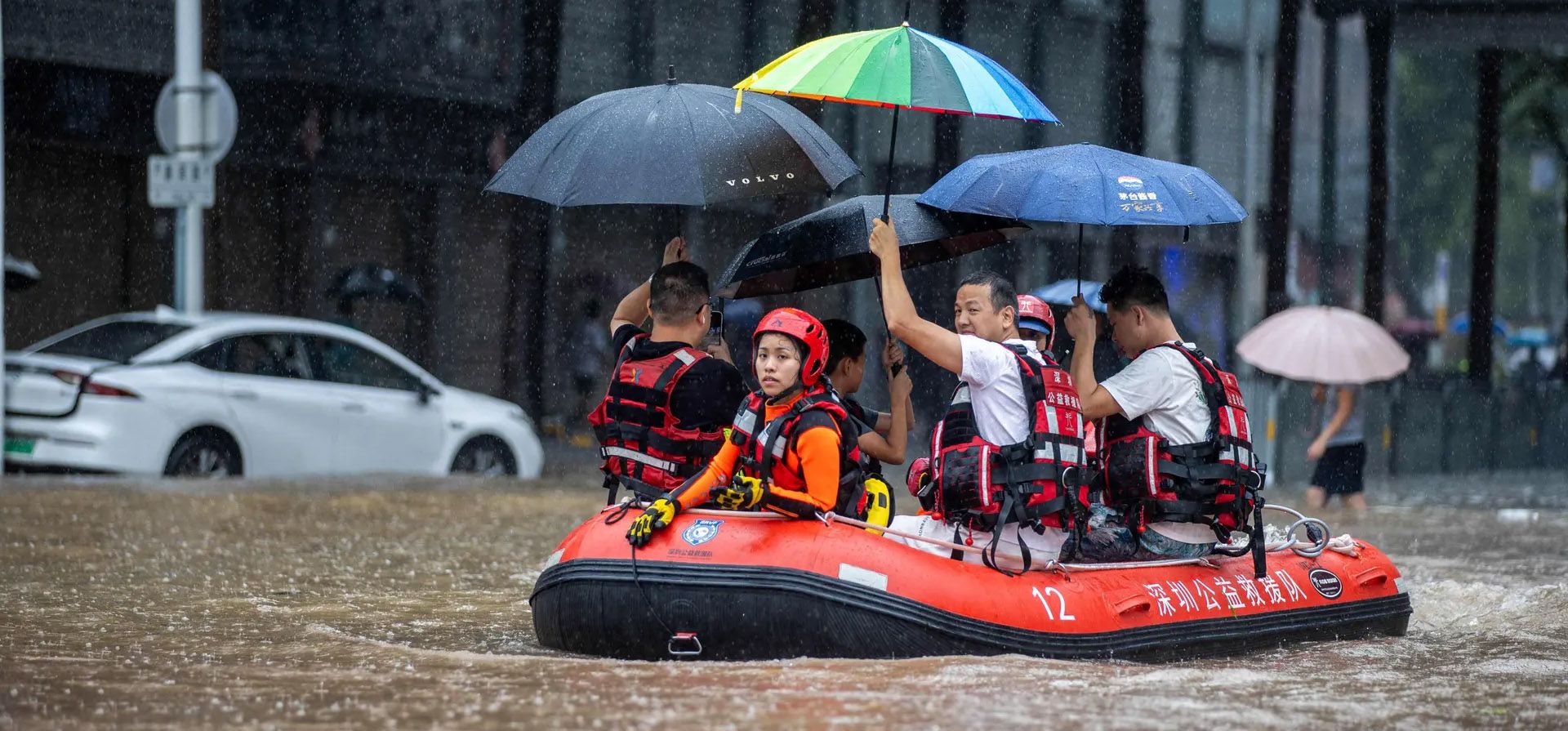 Shenzhen, China. Los rescatistas viajan en un bote por una calle inundada en la ciudad en la provincia de Guangdong, después de que el área registrara las lluvias más intensas desde que comenzaron los registros en 1952. Fotografía: AFP/Getty Images Shenzhen, China. Los rescatistas viajan en un bote por una calle inundada en la ciudad en la provincia de Guangdong, después de que el área registrara las lluvias más intensas desde que comenzaron los registros en 1952. Fotografía: AFP/Getty Images