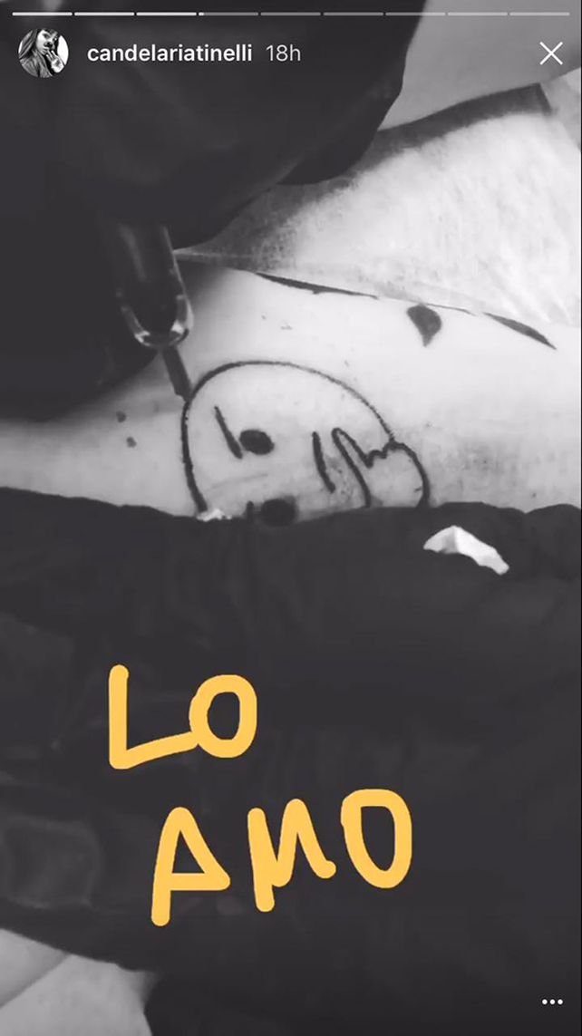 Candelaria Tinelli se tatuó un emoji de Whatsapp en el pecho