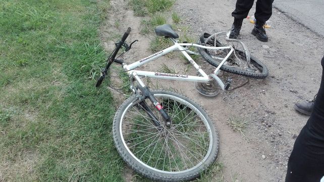 Murió un ciclista en un violento choque contra un automovilista en Timbúes