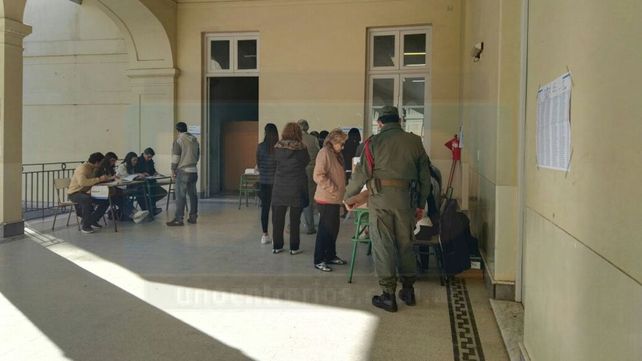 Los primeros en votar en la escuela Del Centenario