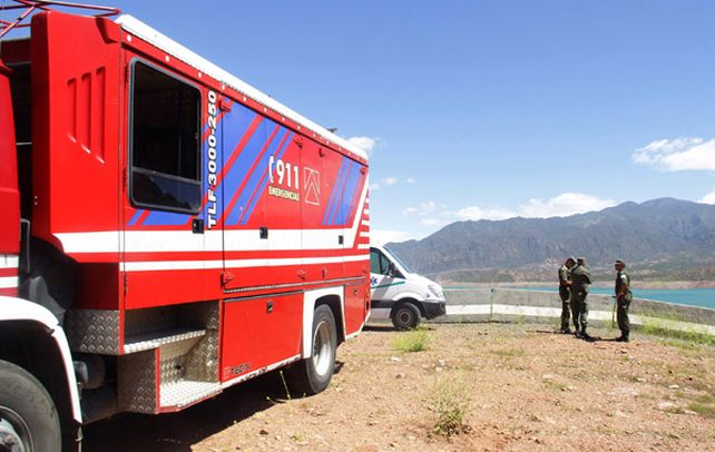 Penoso. Policías y bomberos rastrearon infructuosamente la zona.