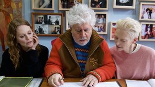 Julianne Moore, Almodóvar y Tilda Swinton con el guión original del director.