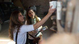 Las hermanas que lograron una fiel comunidad restaurando muebles