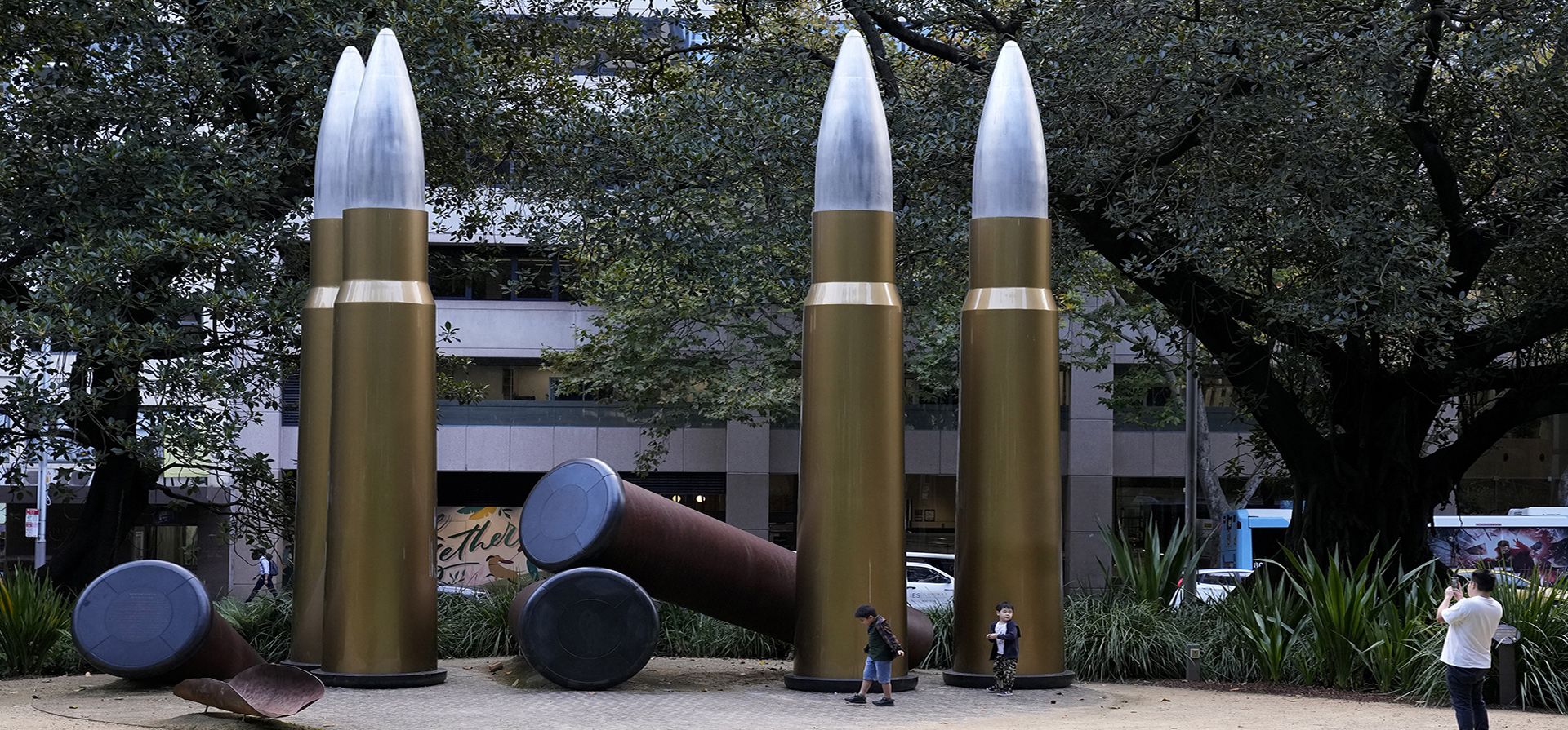 Una familia juega en una instalación de arte en Hyde Park, en el centro de Sídney, Australia, el miércoles 4 de mayo de 2022.