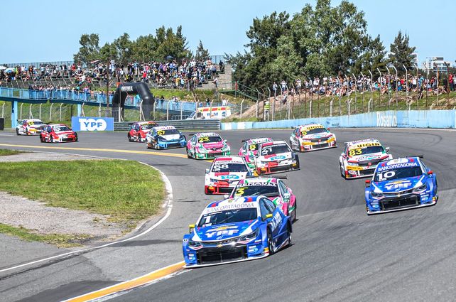El marco perfecto. Autos a fondo y toda la gente siguiendo la carrera con pasión.