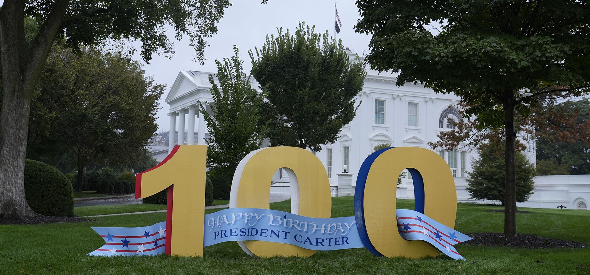 Un cartel que desea un feliz cumpleaños número 100 al expresidente Jimmy Carter se encuentra en el jardín norte de la Casa Blanca en Washington, el martes 1 de octubre de 2024. (Foto AP/Susan Walsh)