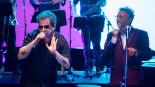 Fito Páez y Andrés Calamaro cantaron juntos La rueda mágica durante un festival español.