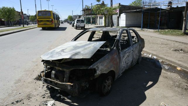 Hallaron un cuerpo calcinado en el baúl de un auto incendiado en la zona oeste