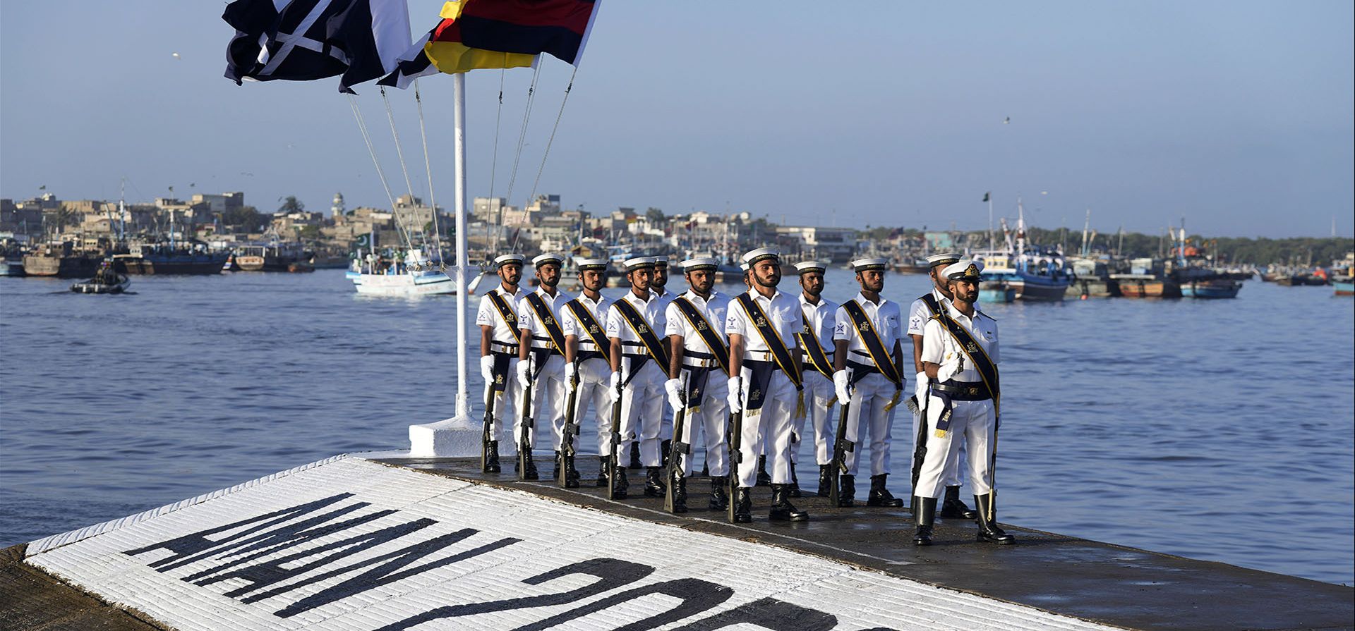 Personal naval de Pakistán en formación durante la ceremonia de apertura de un ejercicio multinacional llamado "AMAN-23" en Karachi, Pakistán, el viernes 10 de febrero de 2023. Más de 50 países participaron en el ejercicio multinacional de cinco días organizado por la marina de Pakistán. (Foto AP/Fareed Khan)