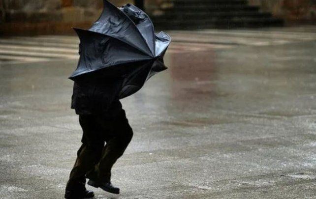 Con las alertas amarillas y naranjas, suelen presentarse vientos fuertes y lluvias torrenciales