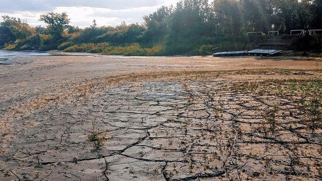Bajante: grupo de canotaje cruzó el río Paraná caminando