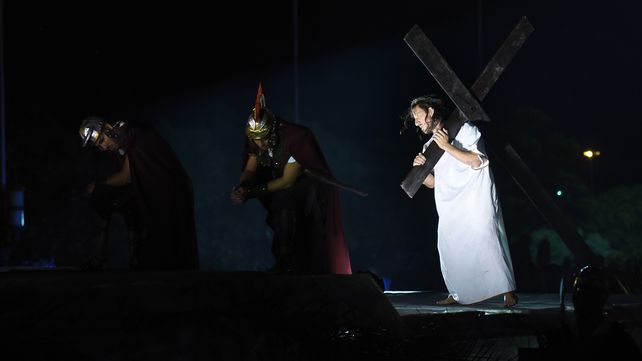 Impactantes imágenes del Vía Crucis personificado en el Monumento a la Bandera
