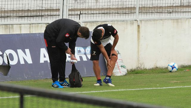 Alejandro Gagliardi muestra en donde sintió la molestia. &nbsp;Foto UNO Diego Arias.&nbsp;