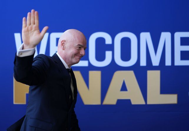 Infantino lucha por conservar el cargo en la Fifa y el fútbol árabe salió a apoyarlo