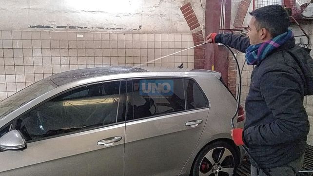 El lavado completo cuesta $1.100. Trabajador del rubro describió cómo es trabajar con tanto frío y habló de las cosas más extrañas encontradas en los autos
