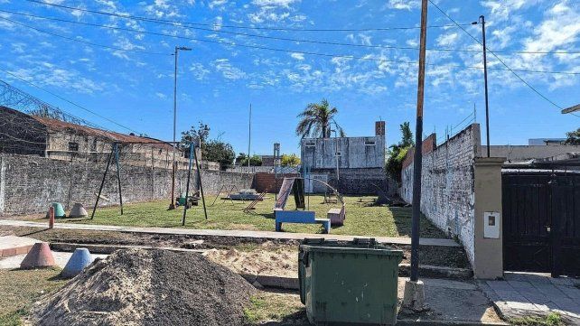 Con la mano de obra de los vecinos y material que les donan