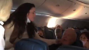 Golpeó y escupió a un pasajero en un avión porque no usaba barbijo