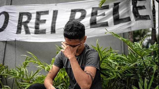 Los hinchas llegan hasta la puerta del hospital para despedir a Pelé Los hinchas llegan hasta la puerta del hospital para despedir a Pelé