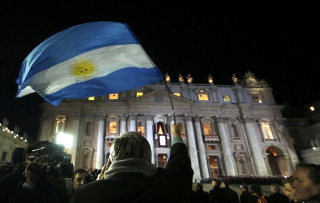 Una bandera argentina flamea en la plaza de San Pedro.
