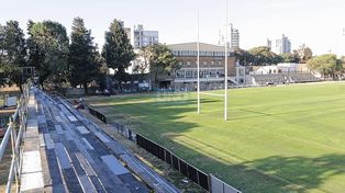 La cancha de Estudiantes ya luce con tribuna para las finales.