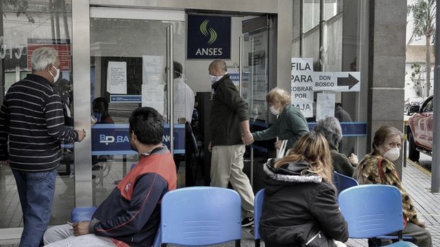 Día de cobro. La Anses indicó que los haberes de jubilados y pensionados que no concurran el día indicado permanecerán depositados en sus cuentas.