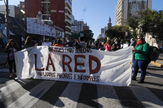 Los trabajadores precarizados realizaron una ruidosa protesta por avenida Pellegrini.