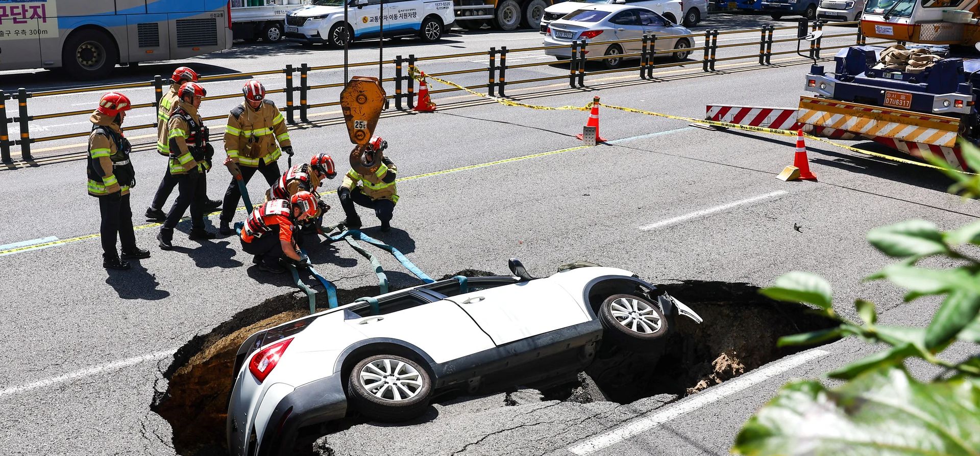 Un vehículo que cayó en un socavón se ve en una calle en Seúl, Corea del Sur, el jueves 29 de agosto de 2024. (Seo Dae-yeon/Yonhap vía EPA) Un vehículo que cayó en un socavón se ve en una calle en Seúl, Corea del Sur, el jueves 29 de agosto de 2024. (Seo Dae-yeon/Yonhap vía EPA)