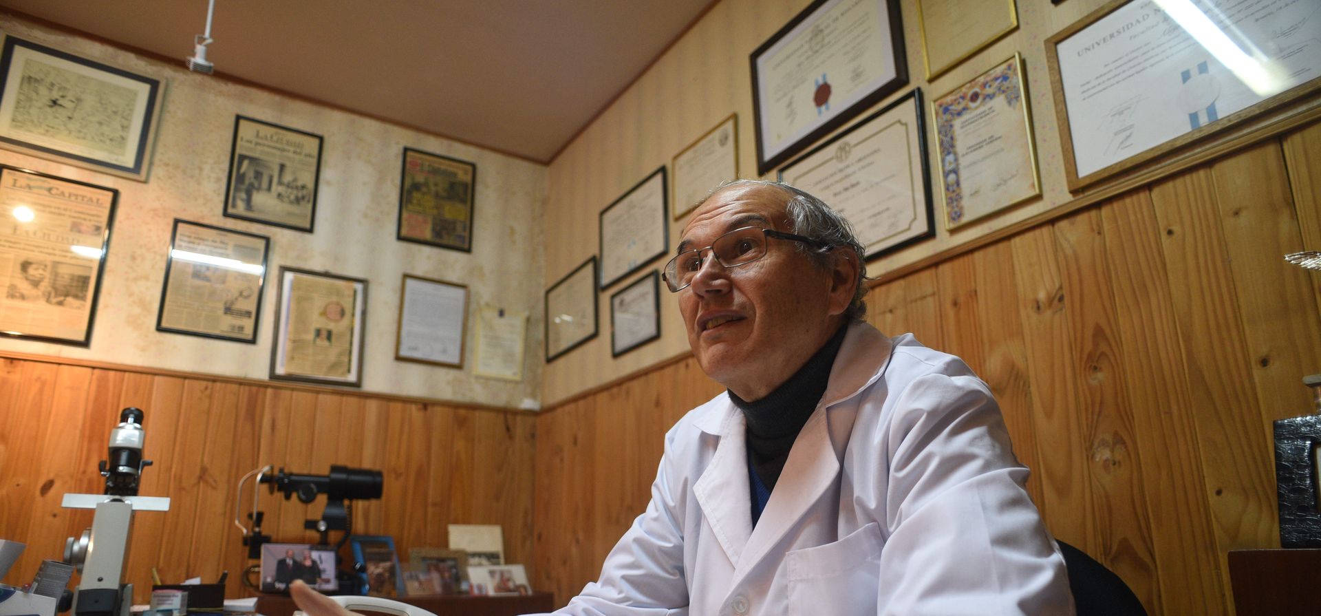 Alejo Vercesi, el hombre que ayuda a ver como oftalmólogo y ahora también como escritor