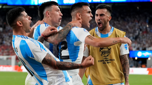 Lautaro Martínez grita su gol, con desahogo, junto a Nico González, Licha Martínez y Cuti Romero. Argentina ganó 1 a 0.