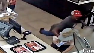 Recibió el pedido en un local de comidas rápidas, no le gustó y se quejó: un empleado lo mató de una piña