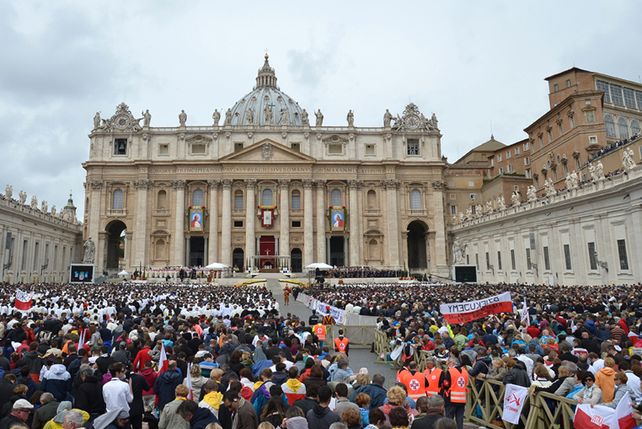 Francisco celebró la canonización de Juan Pablo II y Juan XXIII