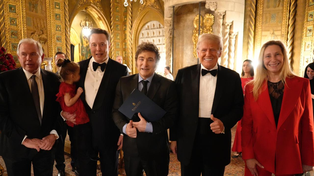 Acompañados por Musk, Milei y su hermana Karina lograron la ansiada foto con Trump.