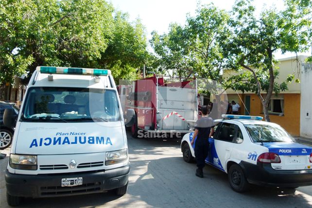 Se incendió una casa y los bomberos rescataron viva a una mujer de 93 años