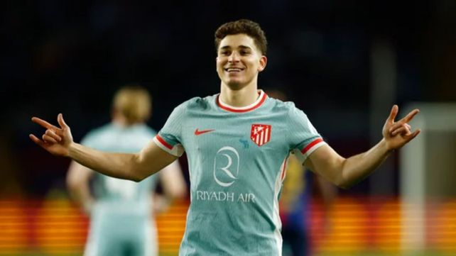Julián Álvarez la rompió en el primer tiempo ante Barcelona.