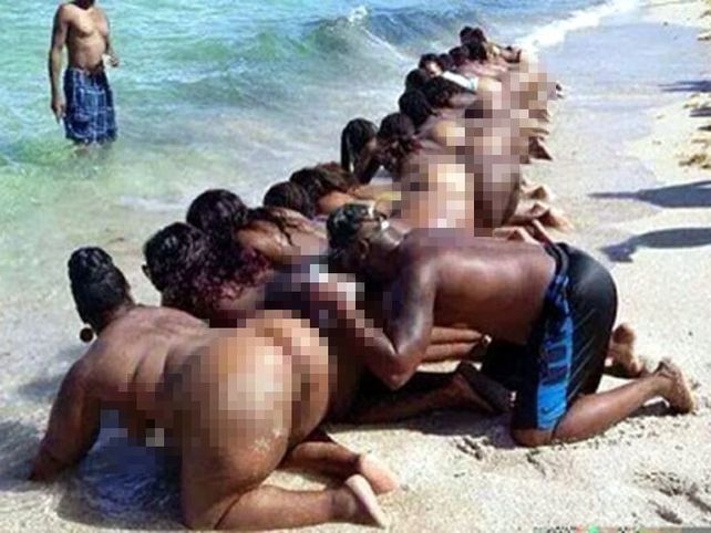 Pastor besa el trasero a unas mujeres para que consigan pareja