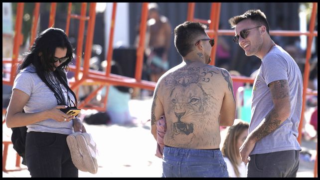 Llega la época para lucir los tatuajes. Un león suelto en la Rambla.