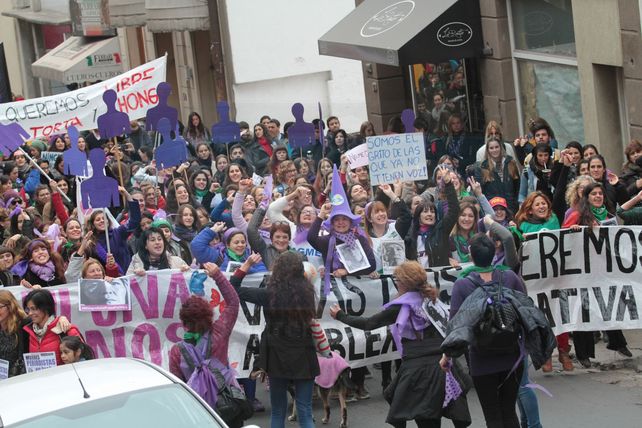 Multitudinaria marcha contra la violencia machista en Paraná