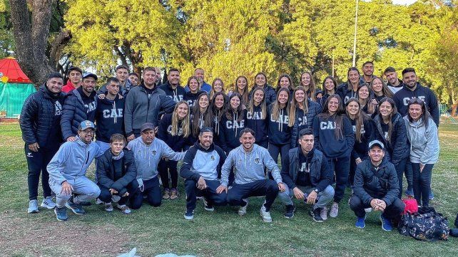 Los planteles de Estudiantes en el certamen de hockey en Resistencia.