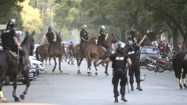 El clásico rosarino terminó con corridas y balas de goma afuera del Coloso.