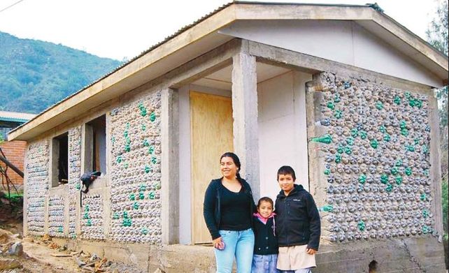 Levantó su casa con 4000 botellas de plástico