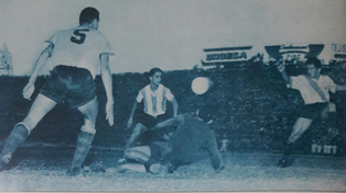José Sanfilippo anota uno de los goles en el cómodo triunfo de la selección argentina por 6 a 3 en 1960.