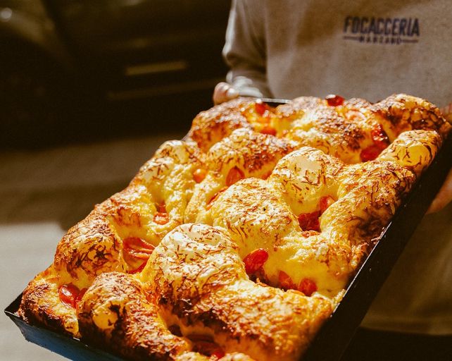 Clásica masa de focaccia horneada y lista para servir.